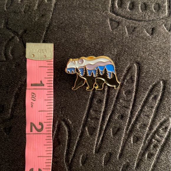 Scenic Grizzly Bear Pin (Brand New!) - Picture 7 of 7